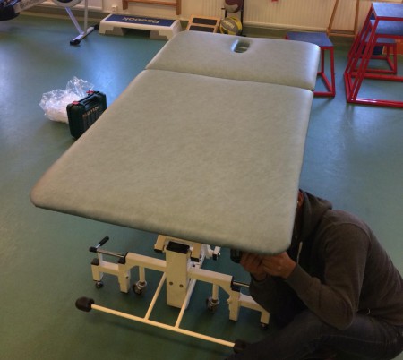 Montering av massagebänk omklädd i konstskinnet Illusion från Nevotex åt ett rehabgym i Åkersberga. Konstskinnet tål spritrengöring utan eftertorkning.